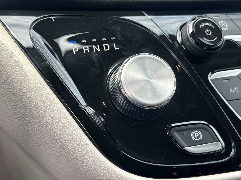 Used 2024 Chrysler Pacifica Touring-L FWD image 19