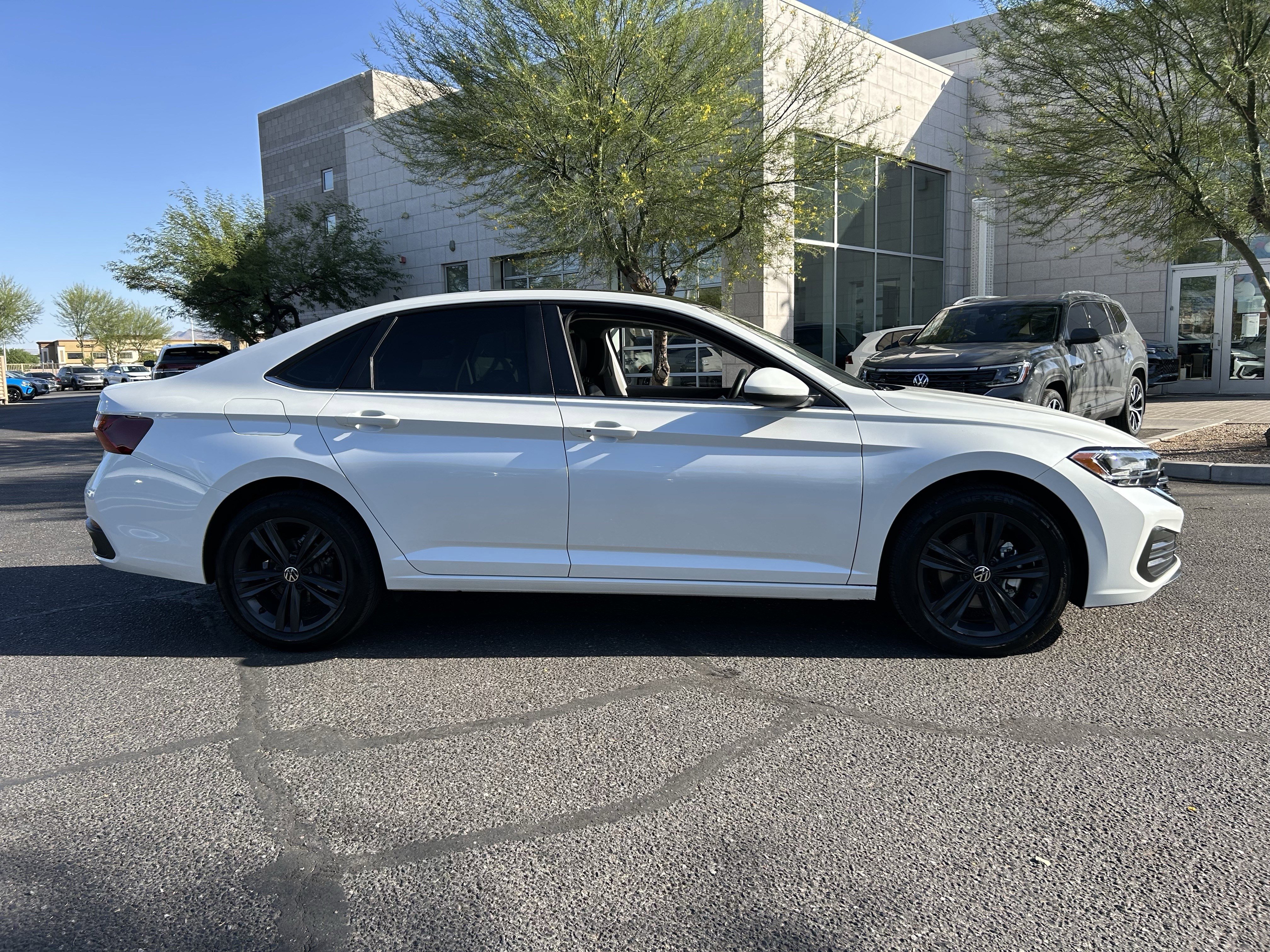 Used 2022 Volkswagen Jetta SE w/ Panoramic Sunroof Package FWD image 5
