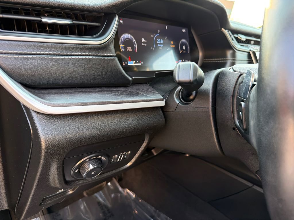 Used 2022 Jeep Grand Cherokee L Limited w/ Black Appearance Package image 34