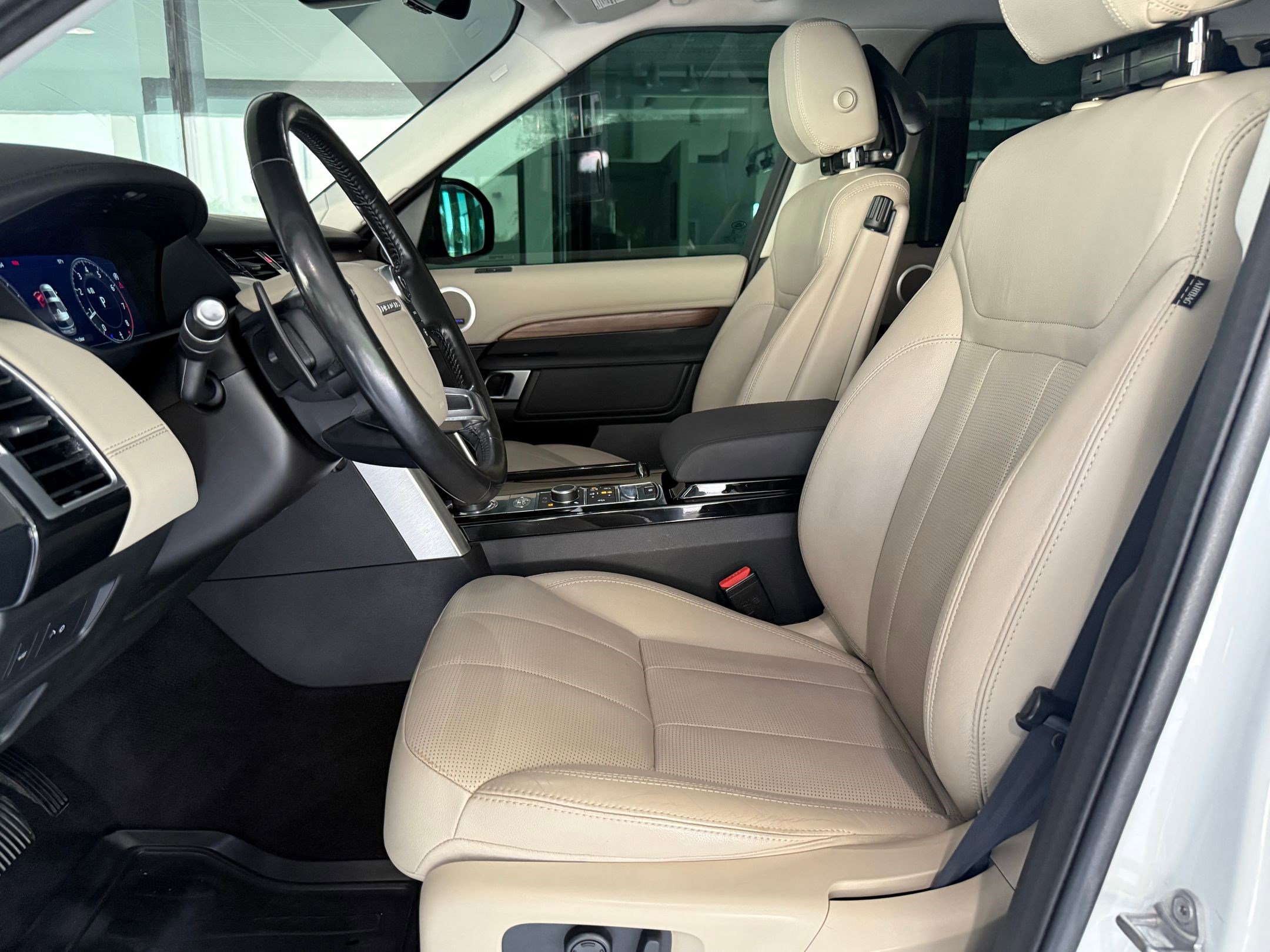 Used 2018 Land Rover Discovery HSE AWD/4WD image 5