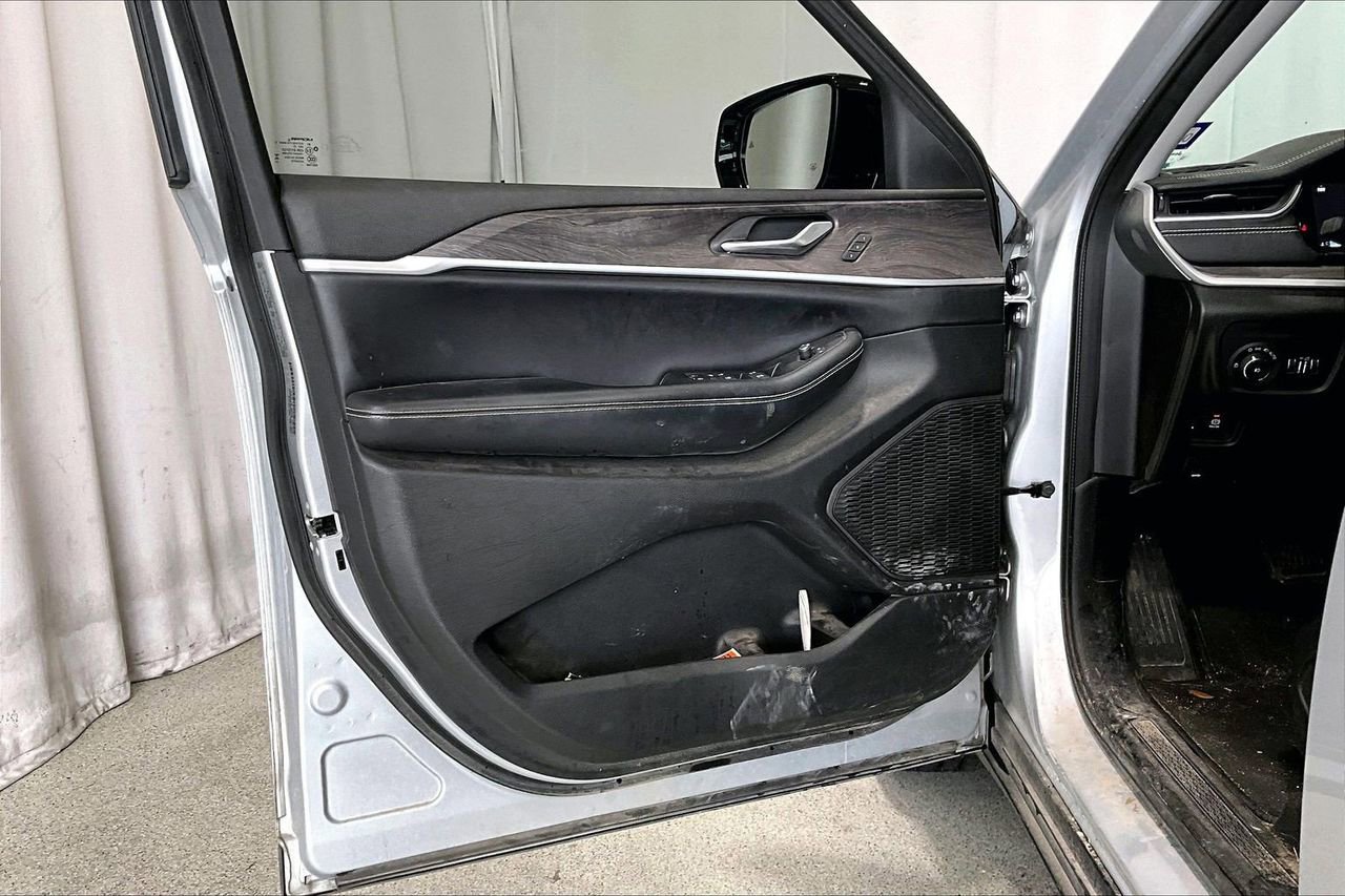 Used 2023 Jeep Grand Cherokee L Limited w/ Luxury Tech Group II image 21