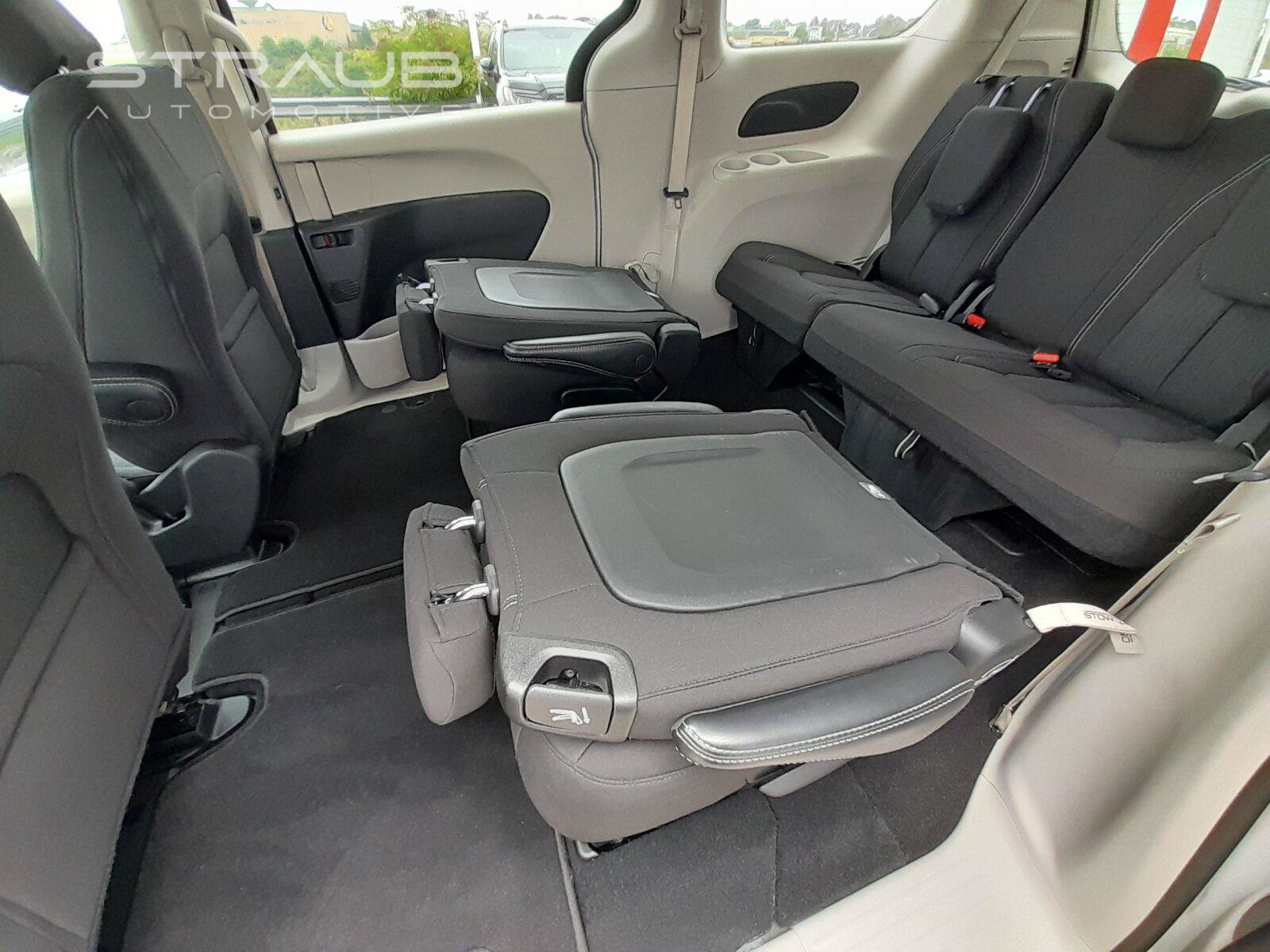 Used 2023 Chrysler Voyager LX FWD image 41