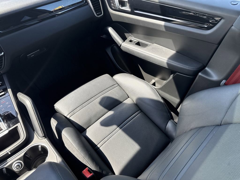 Used 2022 Porsche Cayenne Platinum Edition image 26