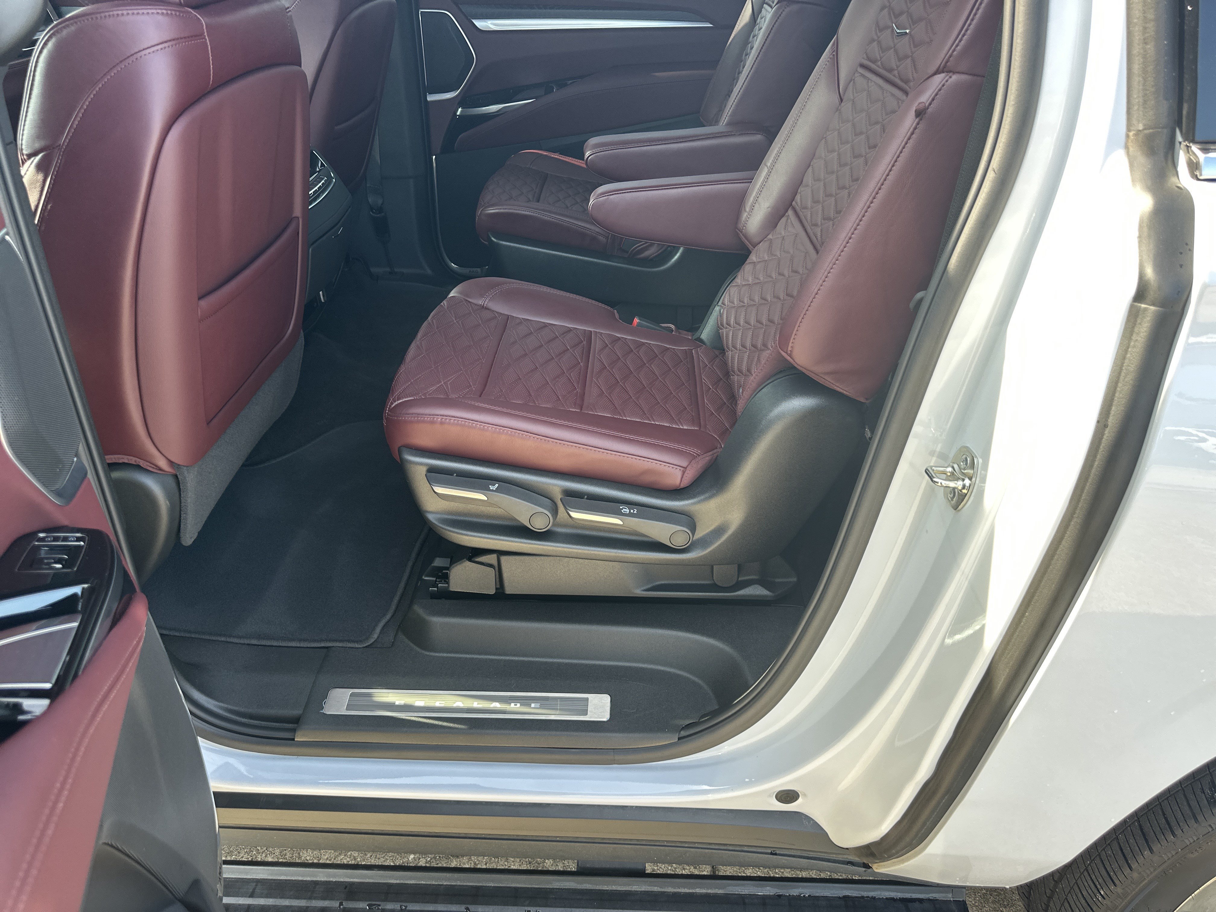 Certified 2026 Cadillac Escalade ESV Luxury w/ LPO, Radiant Package AWD/4WD image 23