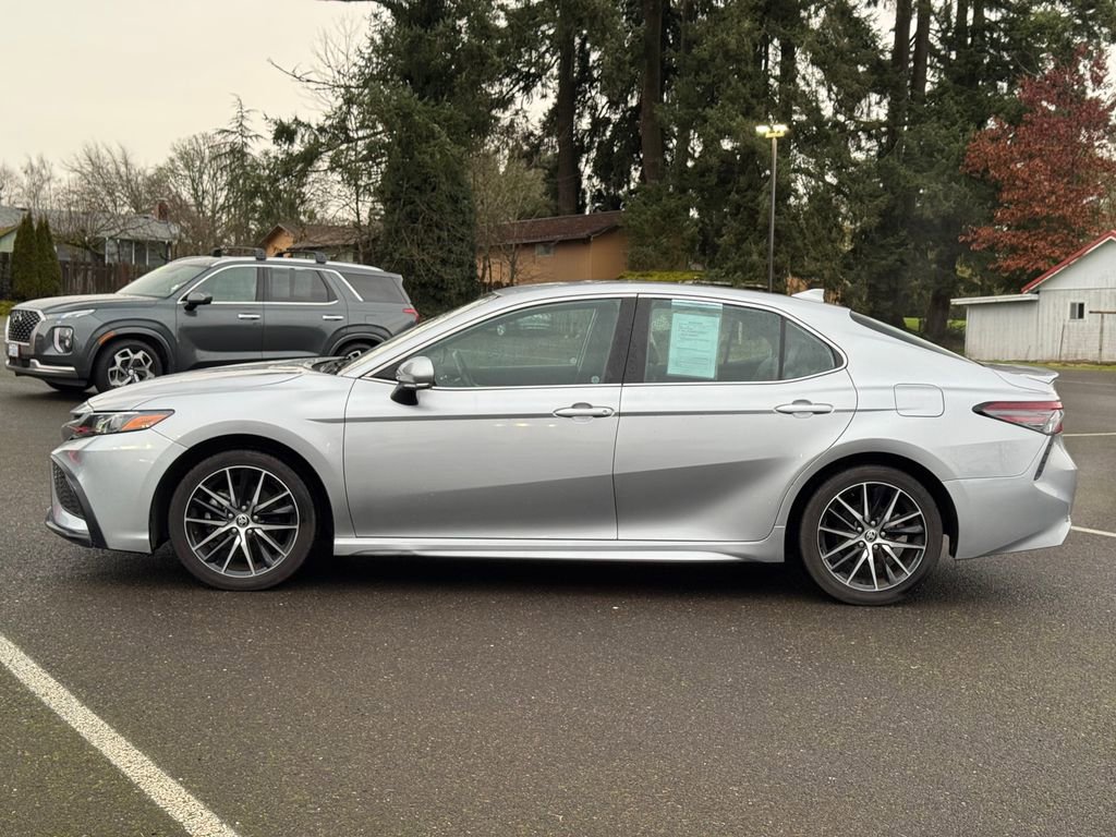 Used 2022 Toyota Camry SE FWD image 3