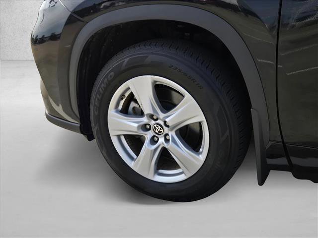 Used 2024 Toyota Highlander LE AWD/4WD image 23