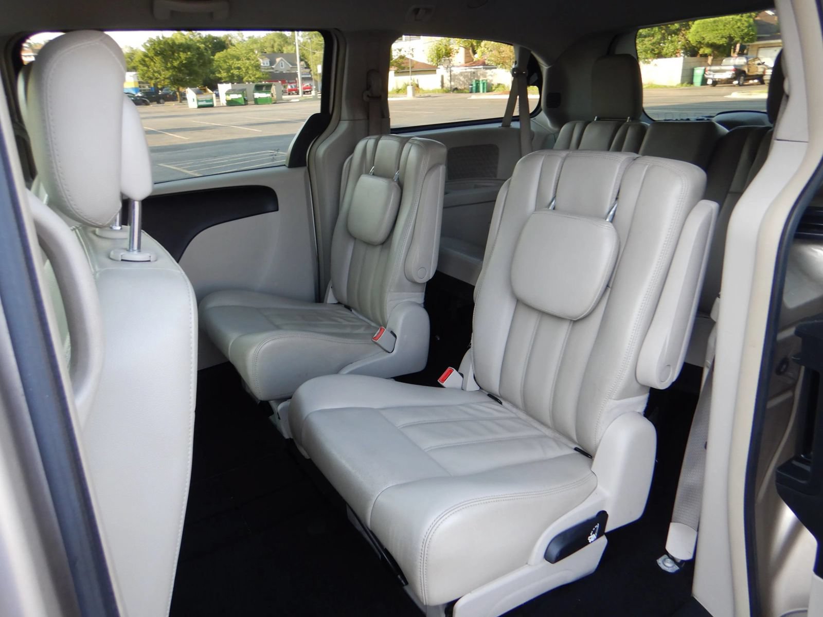 Used 2013 Chrysler Town & Country Touring FWD image 16