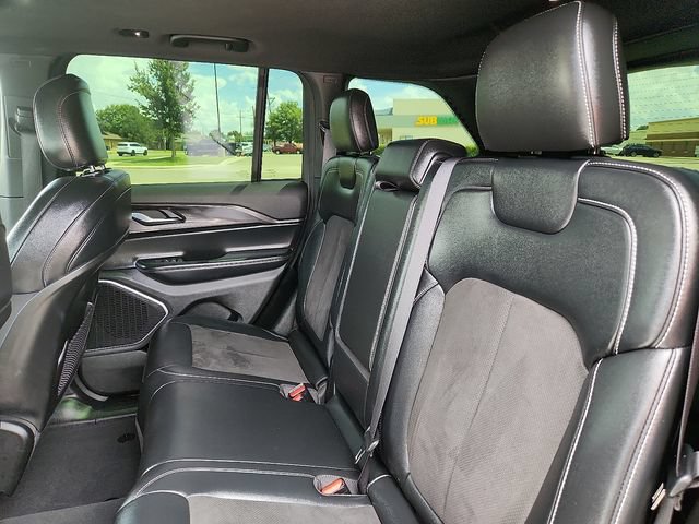 Used 2022 Jeep Grand Cherokee Altitude AWD/4WD image 11