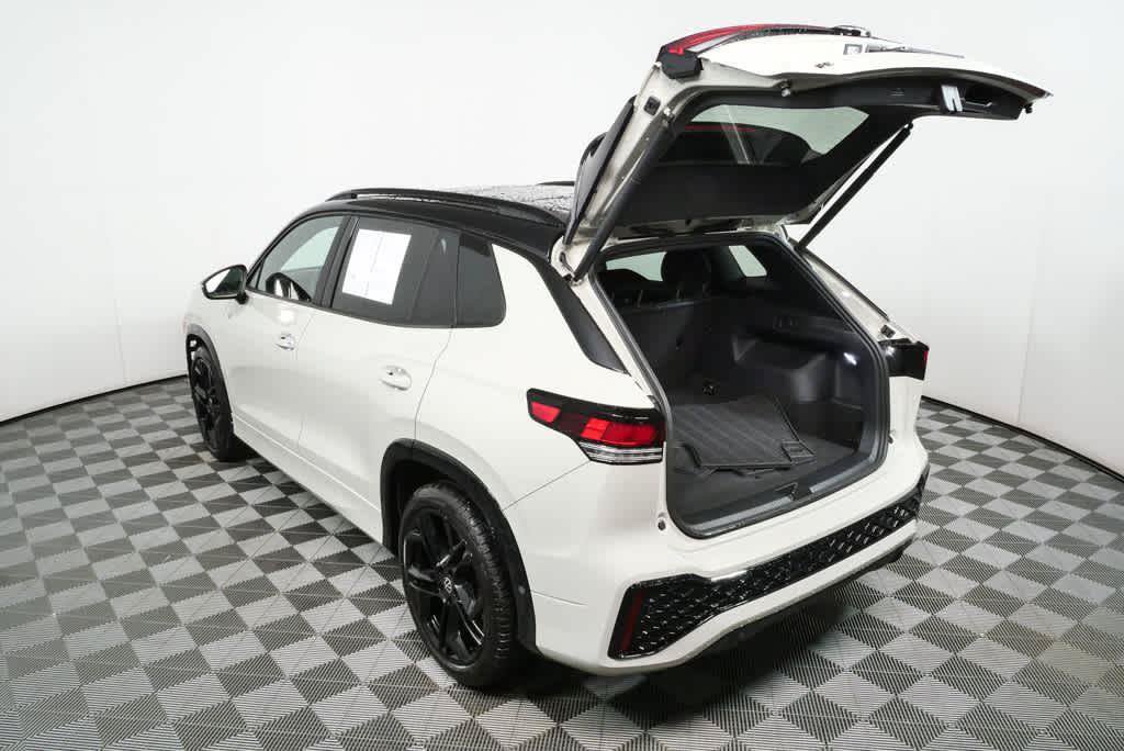 Certified 2025 Volkswagen Tiguan SE R-Line FWD image 28