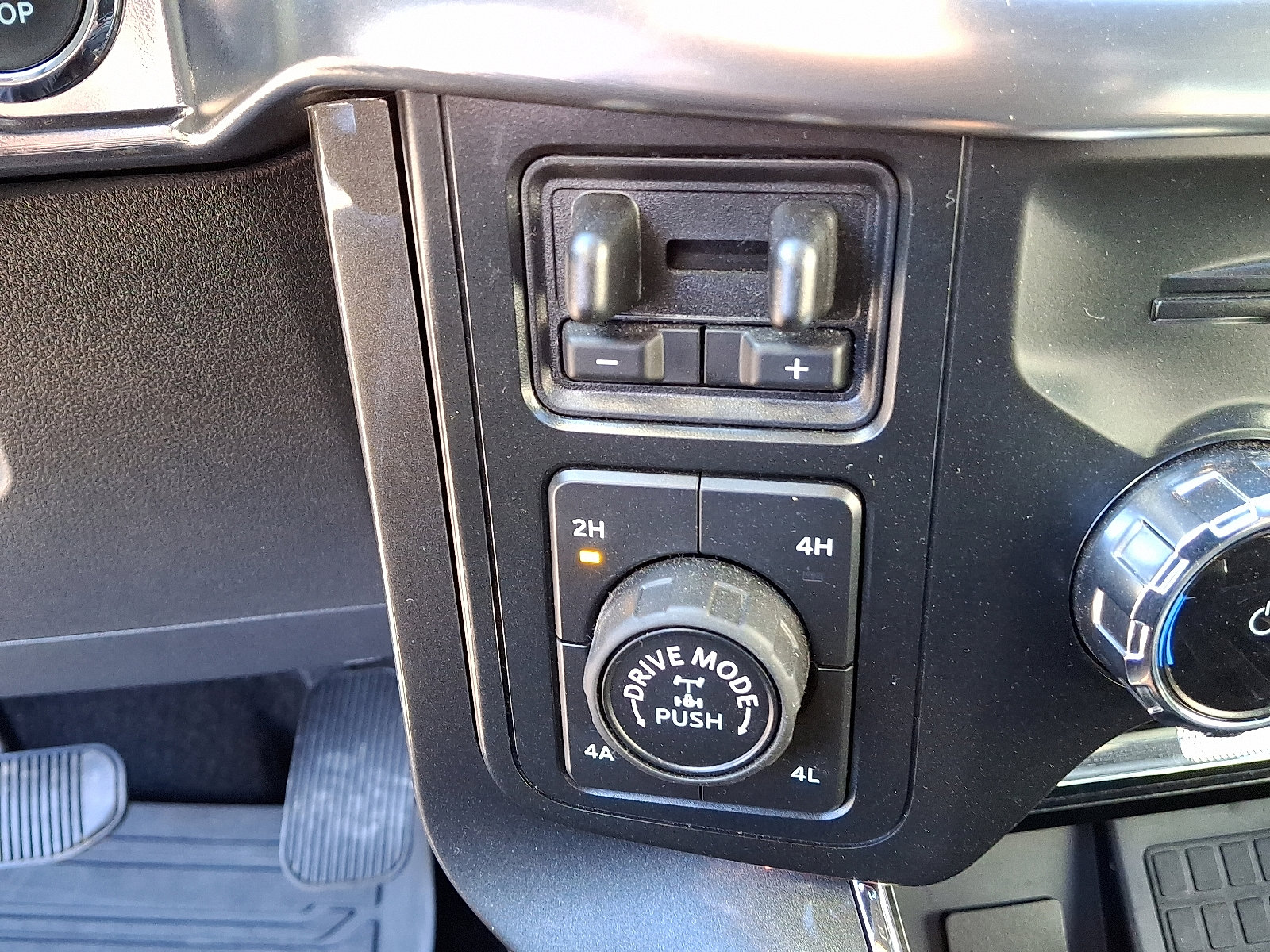 Certified 2022 Ford F150 Lariat w/ Equipment Group 502A High image 26