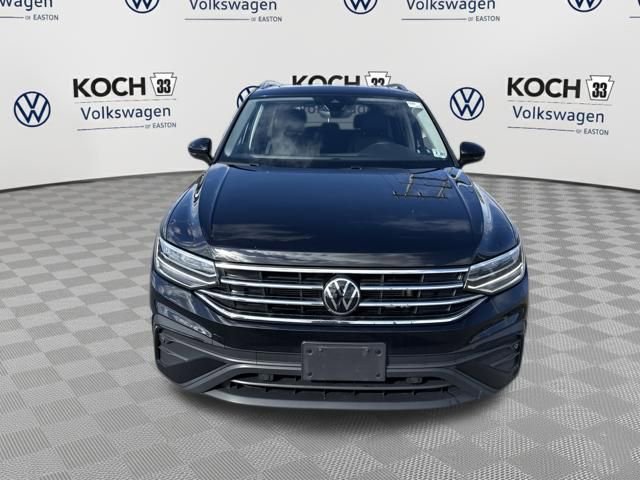Used 2023 Volkswagen Tiguan SE w/ Panoramic Sunroof Package image 2