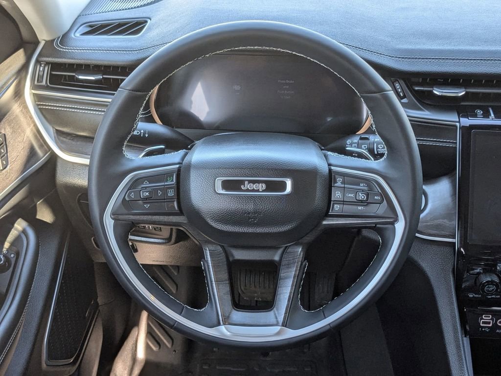 Used 2023 Jeep Grand Cherokee Limited w/ Black Appearance Package image 16