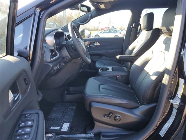 New 2026 Chrysler Pacifica Select image 8