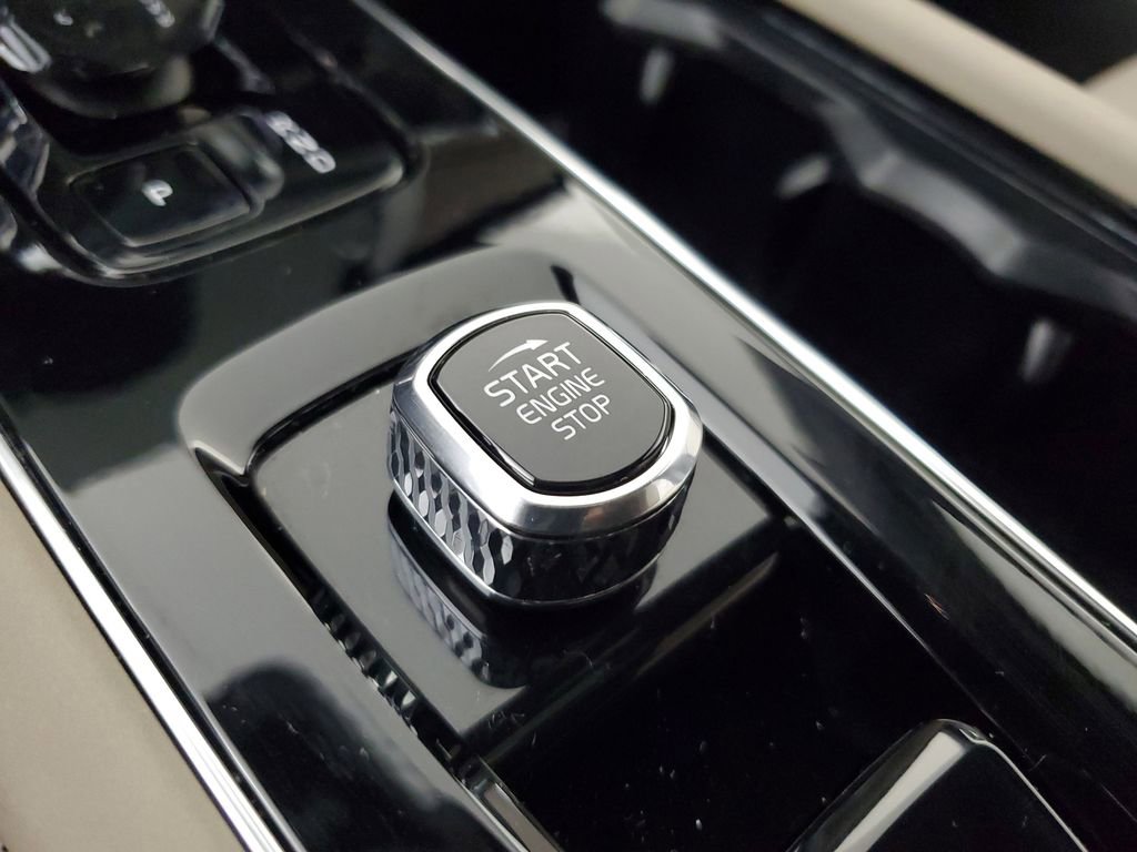 Certified 2025 Volvo XC90 B6 Plus image 36