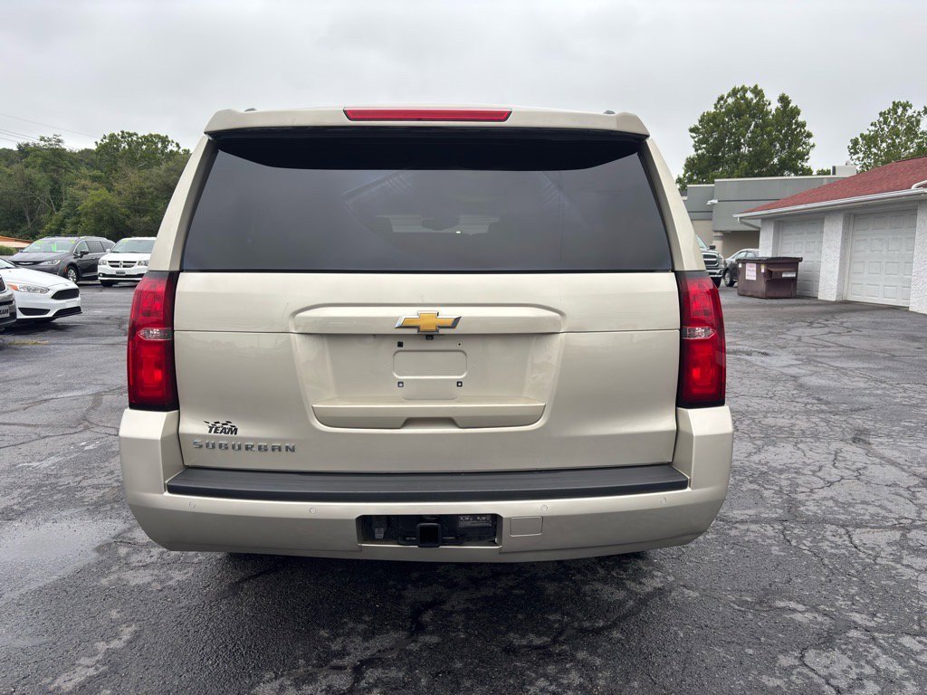 Used 2017 Chevrolet Suburban LT image 6