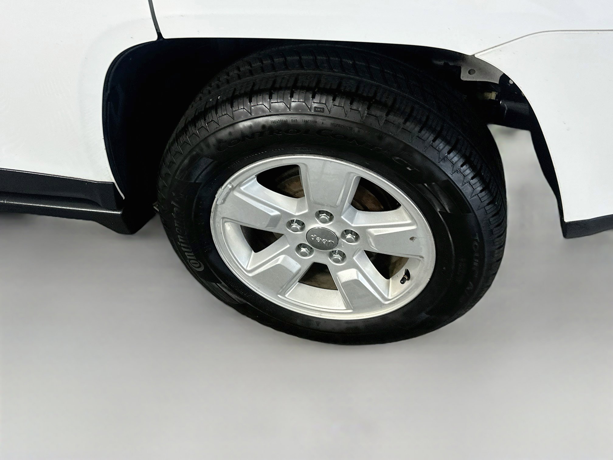 Used 2017 Jeep Compass Latitude FWD image 11