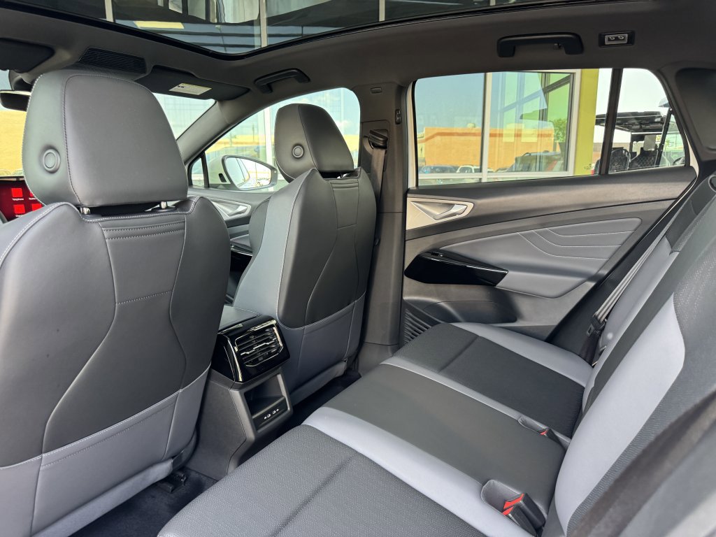 Used 2024 Volkswagen ID.4 S image 36