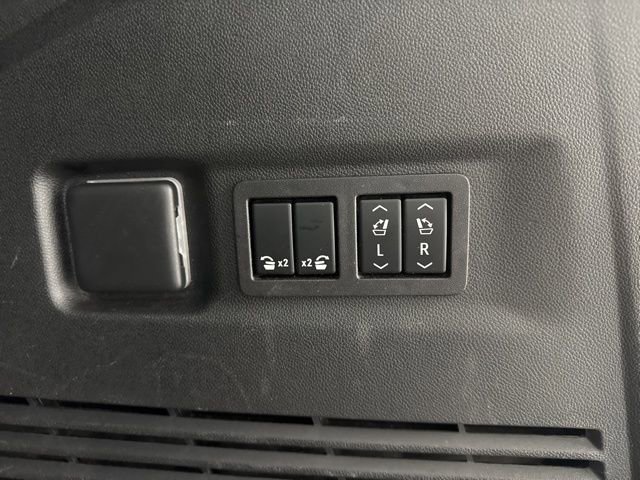 Used 2023 Chevrolet Suburban High Country image 13