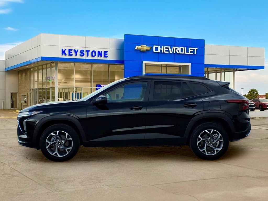 Used 2025 Chevrolet Trax LT FWD image 4