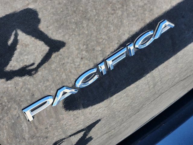 Used 2019 Chrysler Pacifica Touring-L w/ Advanced Safetytec Group FWD image 16