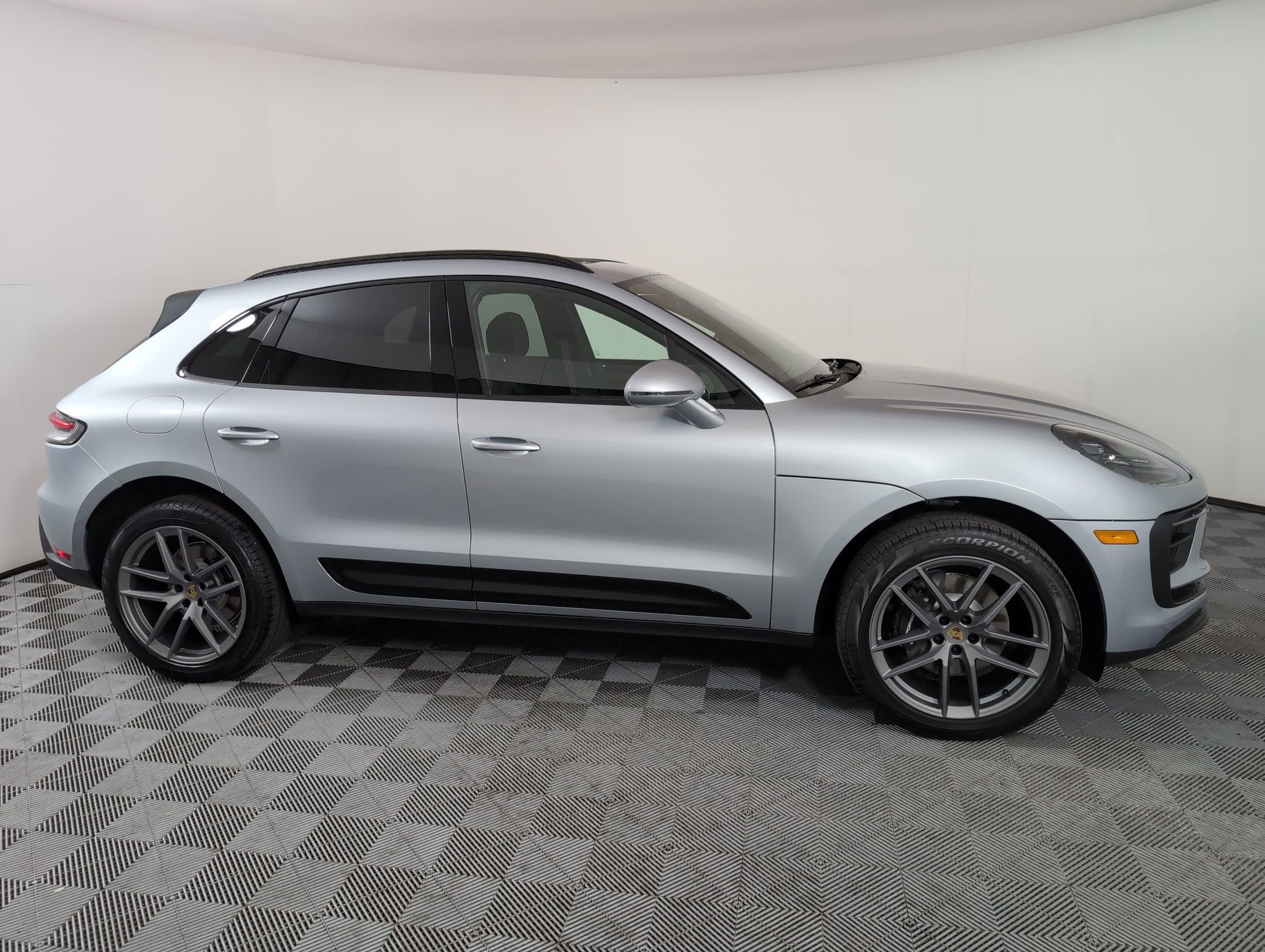 Certified 2025 Porsche Macan image 9