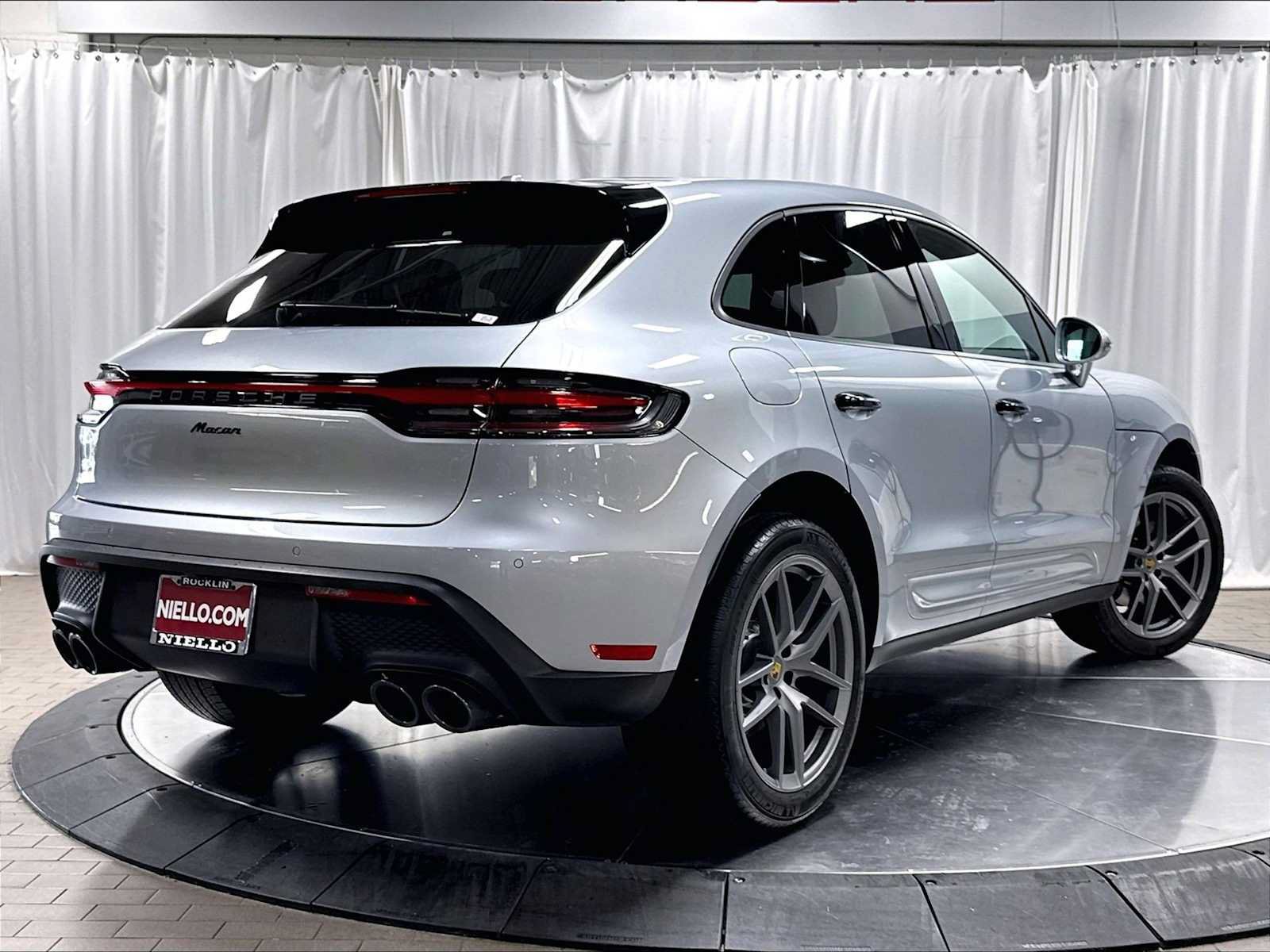 Used 2026 Porsche Macan AWD/4WD image 9