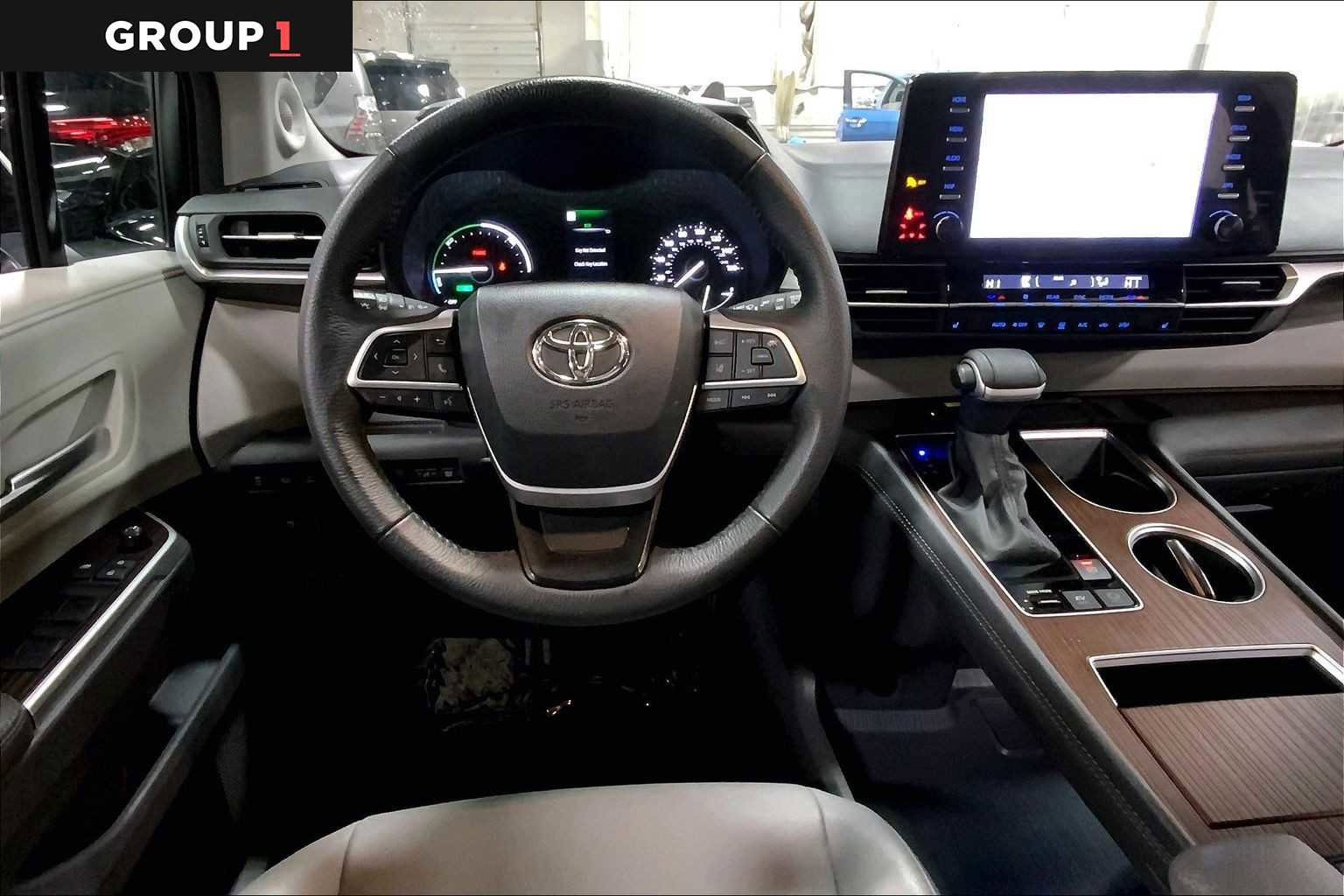 Used 2024 Toyota Sienna XLE w/ XLE Plus Package image 6