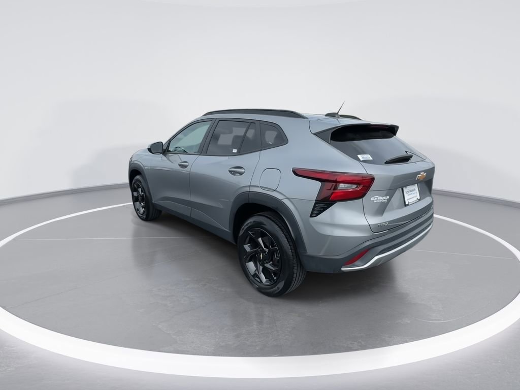 Used 2025 Chevrolet Trax LT w/ LT Convenience Package image 6