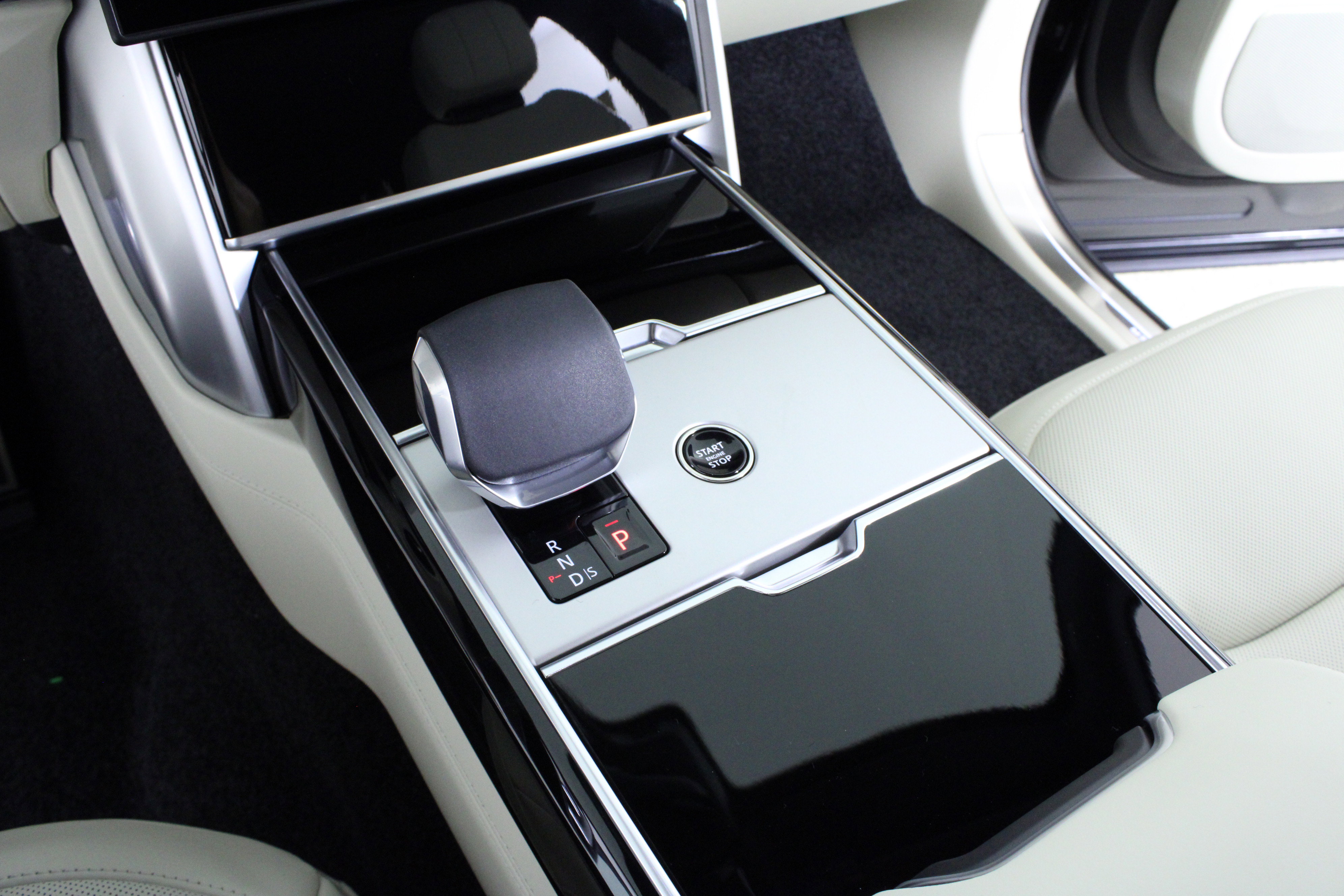 New 2026 Land Rover Range Rover SE image 22