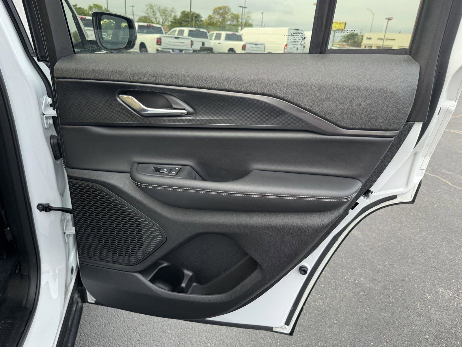 Used 2025 Jeep Grand Cherokee Altitude image 32