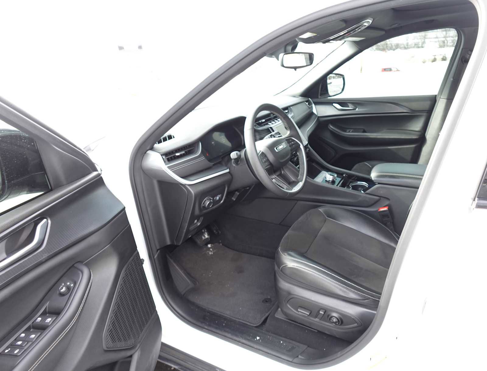 Used 2023 Jeep Grand Cherokee Altitude AWD/4WD image 11