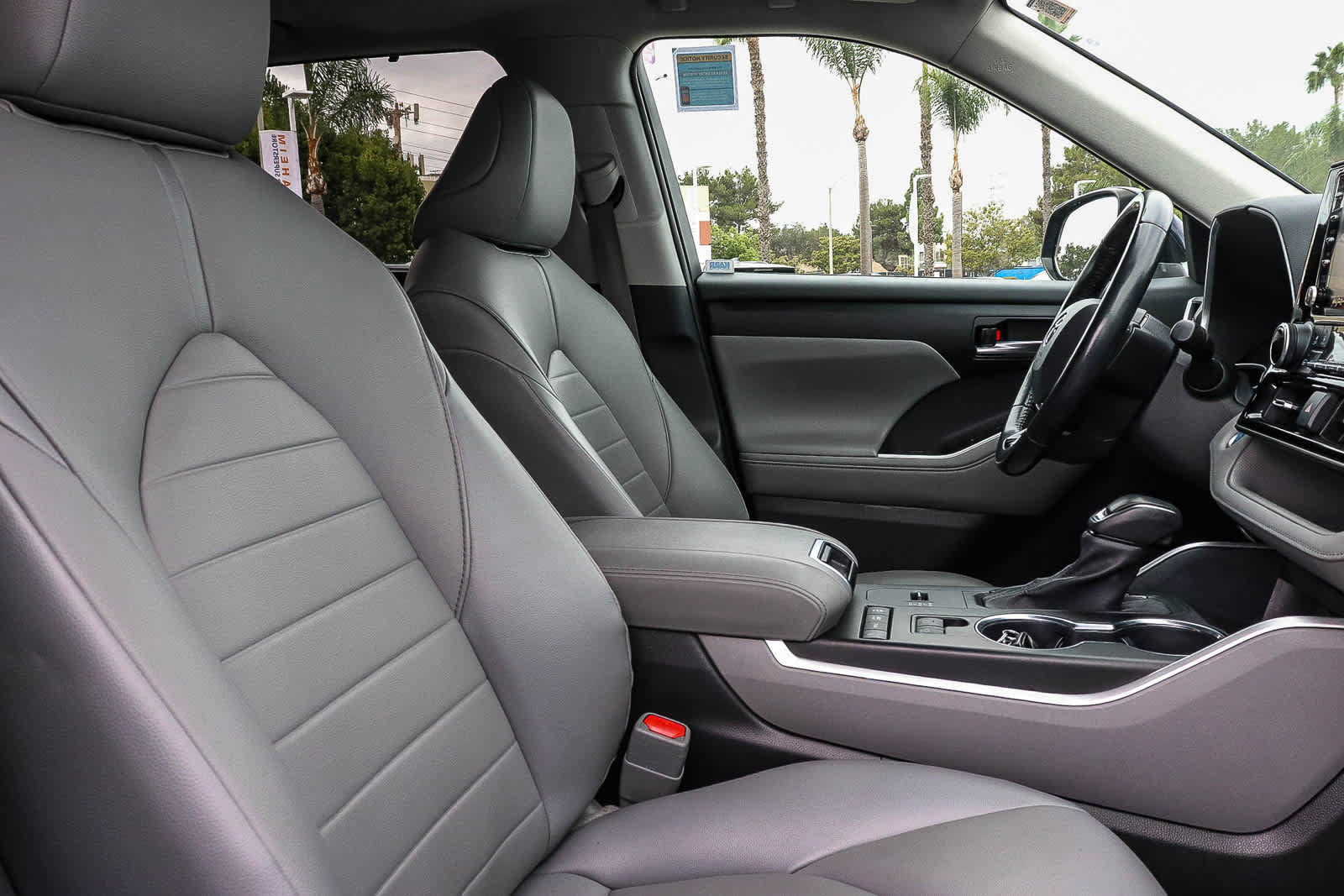 Used 2021 Toyota Highlander XLE AWD/4WD image 28
