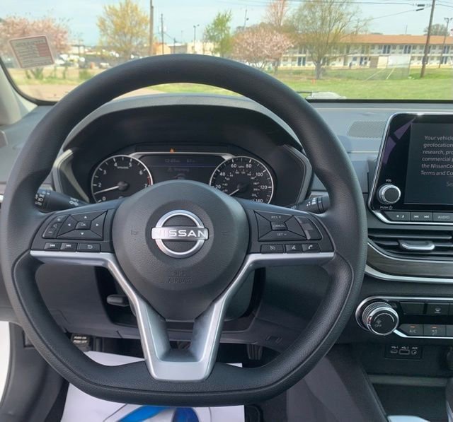 Used 2025 Nissan Altima 2.5 SV FWD image 17