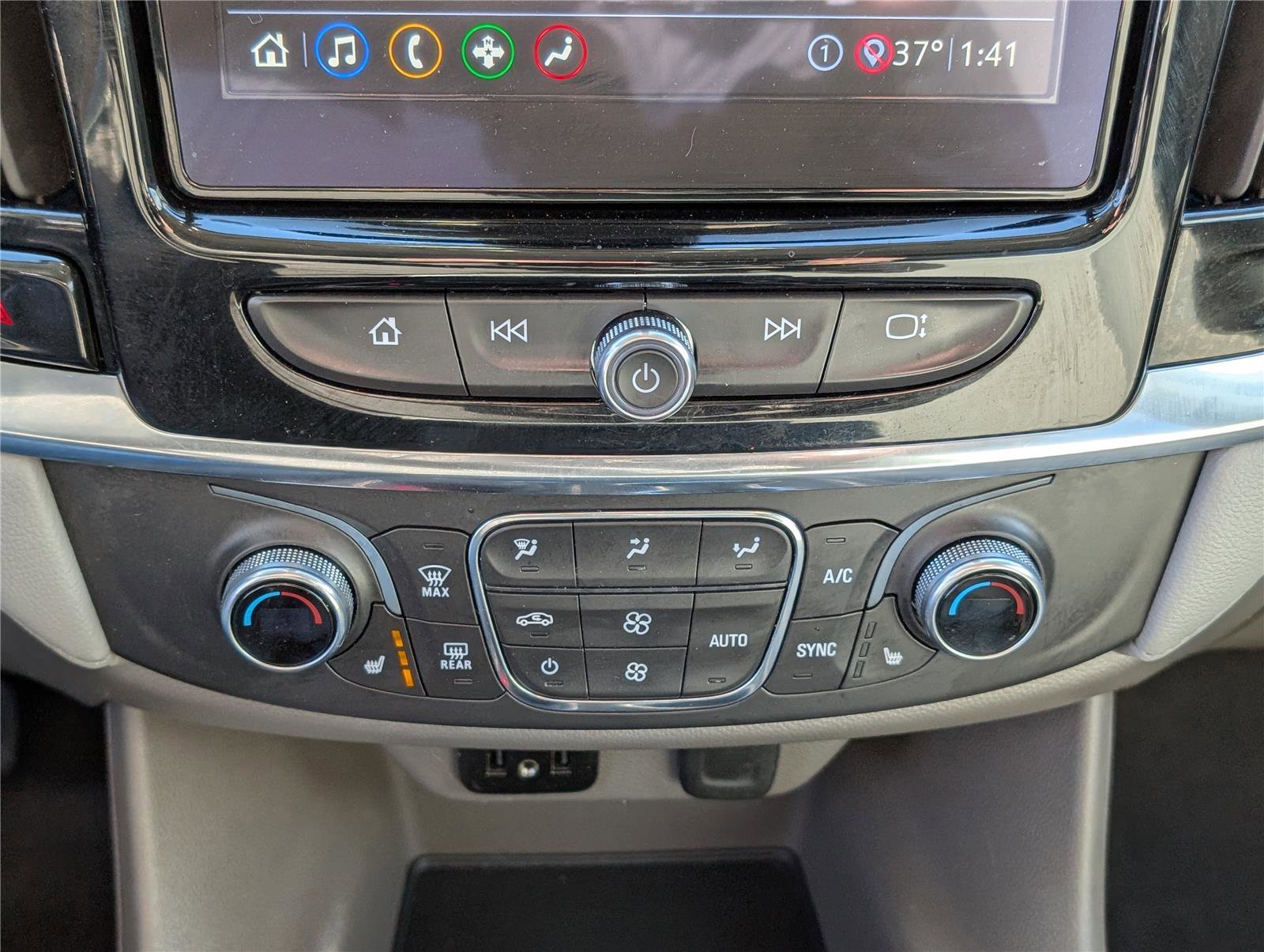 Used 2021 Chevrolet Traverse LT image 28