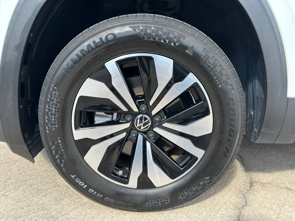 Used 2024 Volkswagen Atlas Cross Sport SE FWD image 34