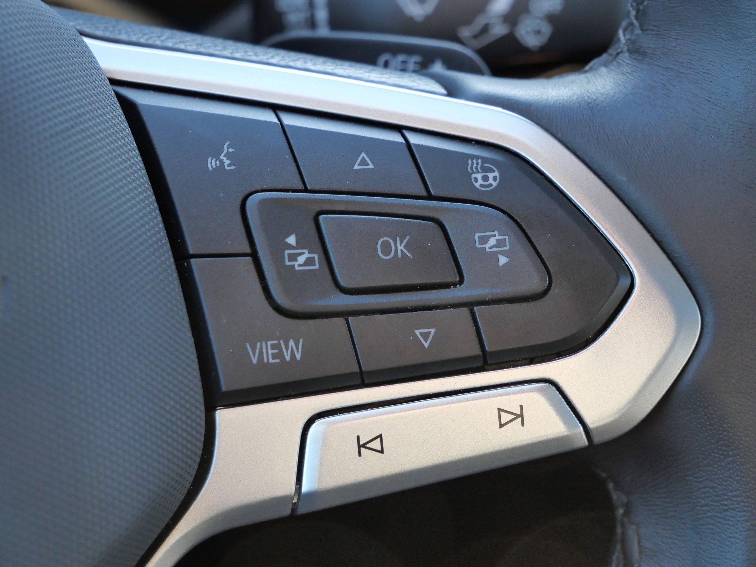 Certified 2025 Volkswagen Atlas SEL Premium R-Line image 31