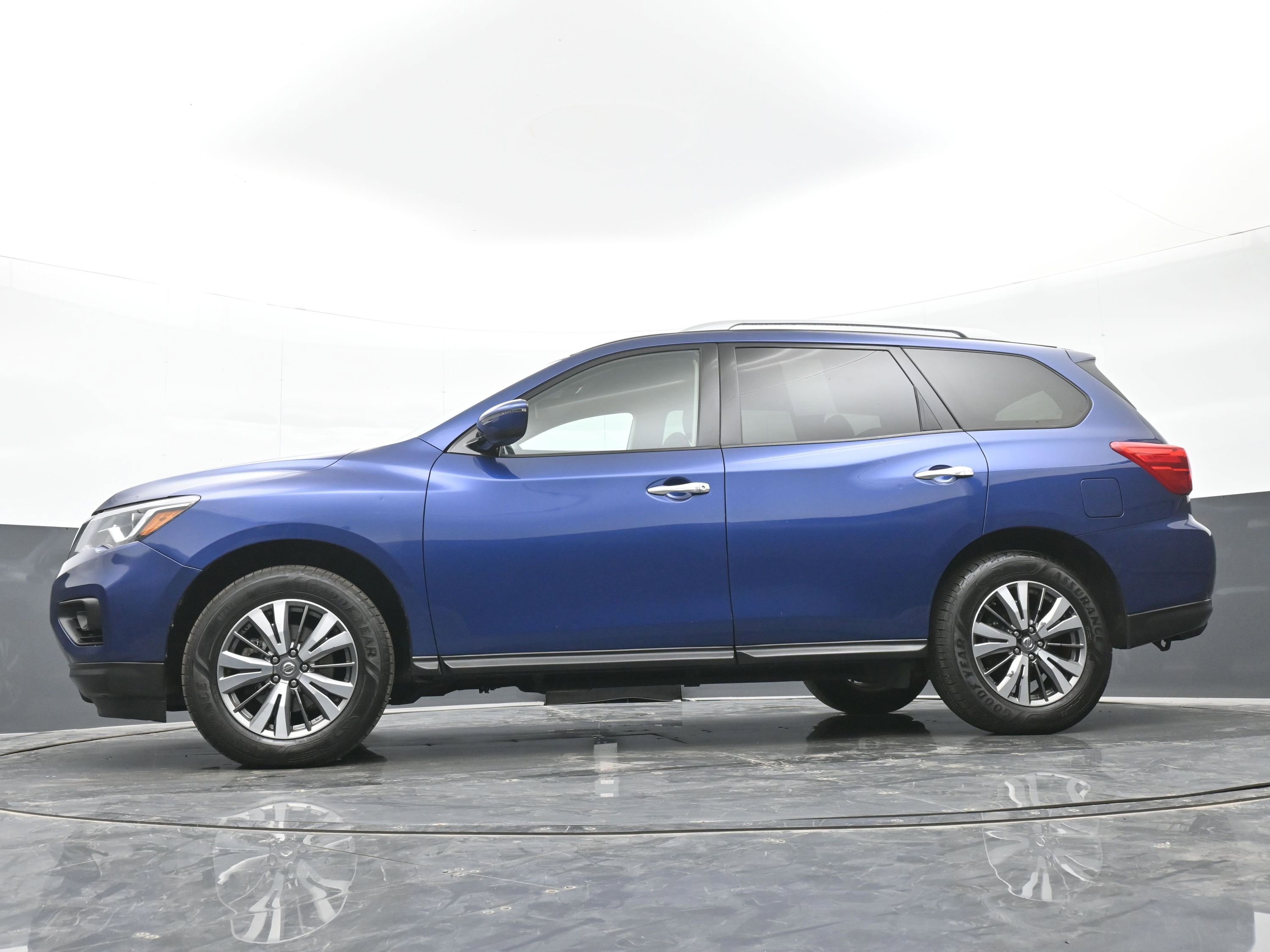 Used 2020 Nissan Pathfinder SV image 47