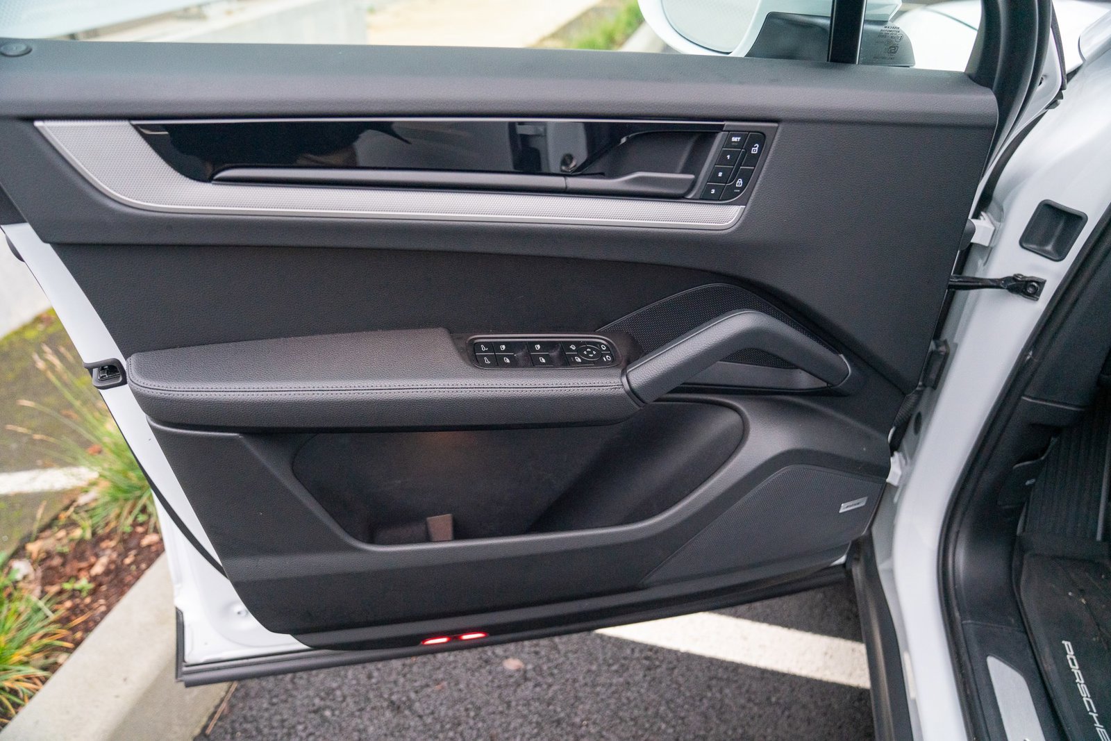 Used 2025 Porsche Cayenne image 10