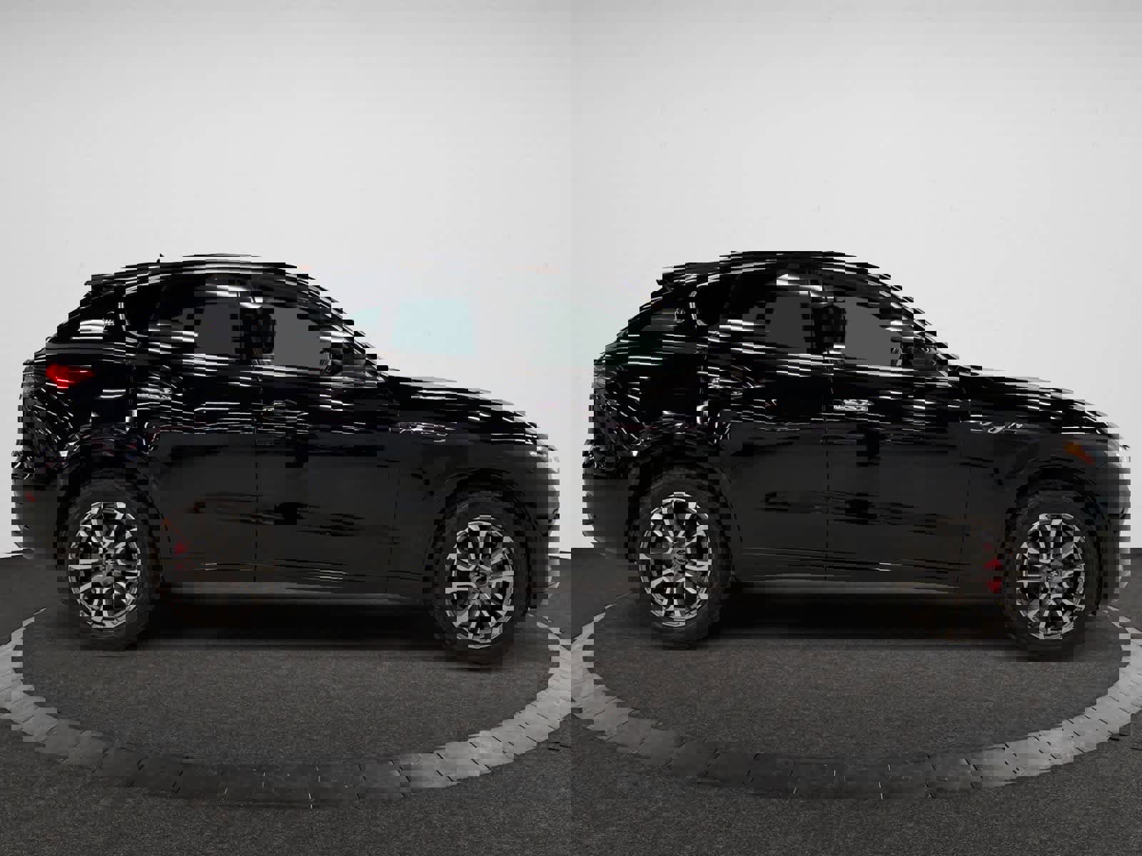 Used 2021 Maserati Levante image 10