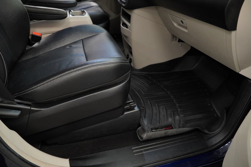 Used 2016 Chrysler Town & Country Touring w/ Driver Convenience Group FWD image 43