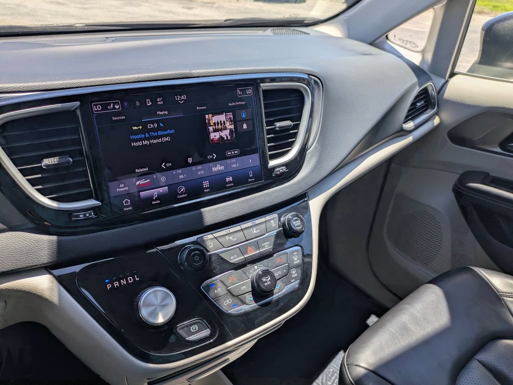 Used 2023 Chrysler Pacifica Touring-L FWD image 22