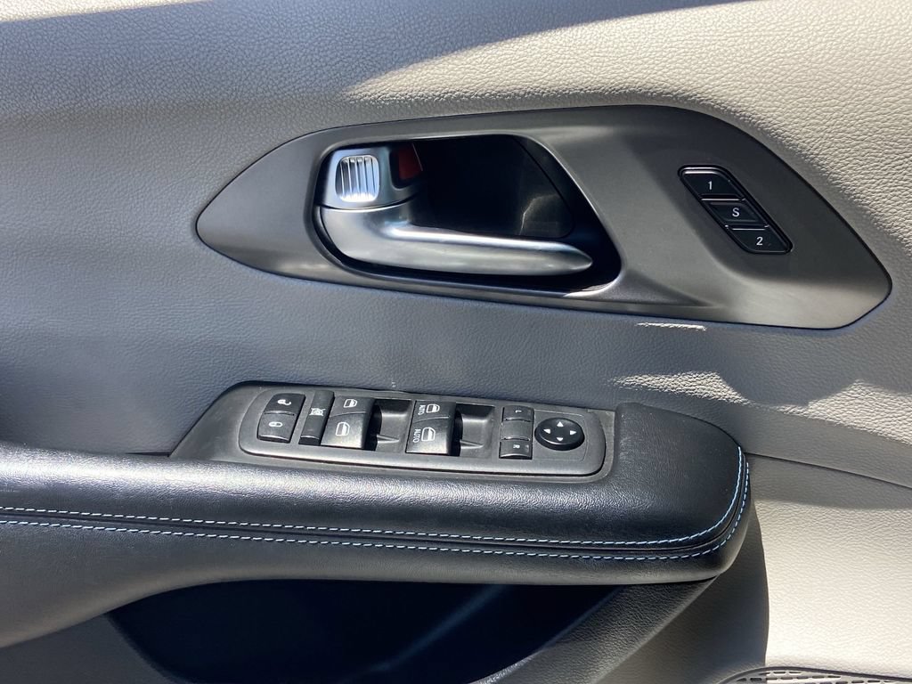 Used 2021 Chrysler Pacifica Touring-L FWD image 18