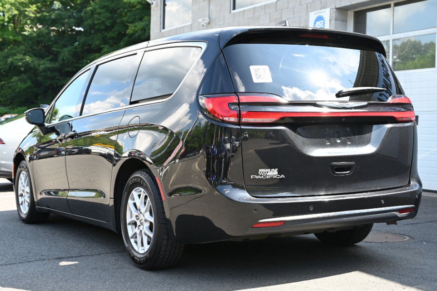Used 2023 Chrysler Pacifica Touring-L FWD image 3