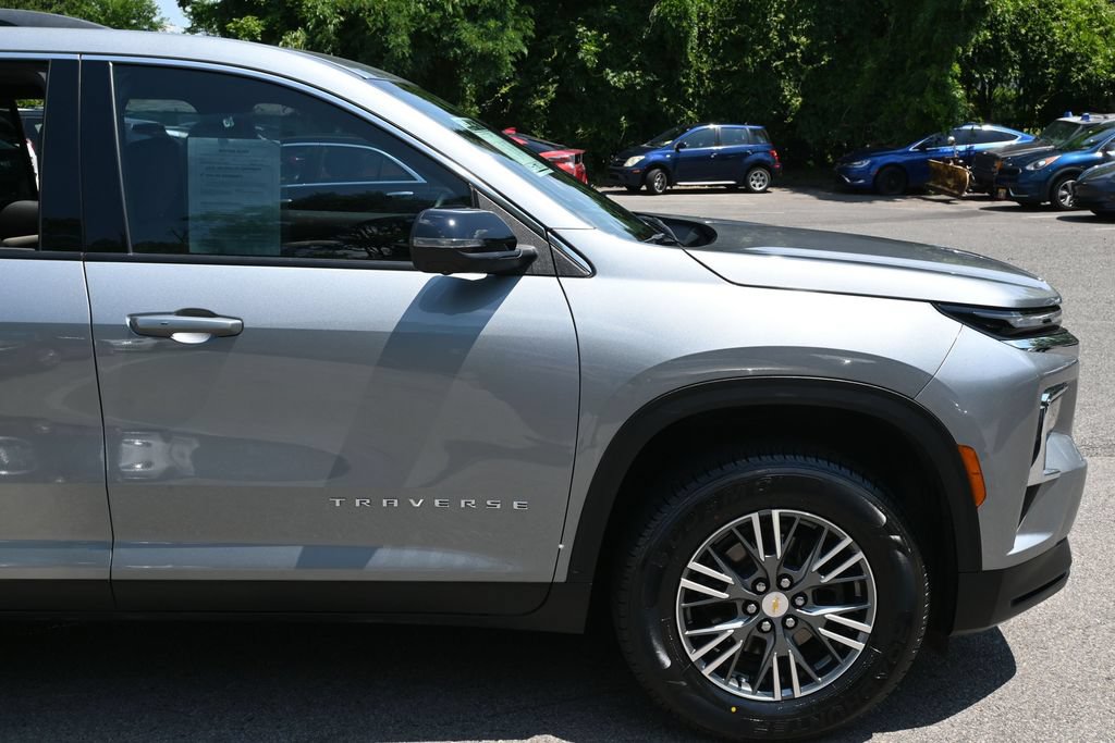 Used 2024 Chevrolet Traverse LT FWD image 44