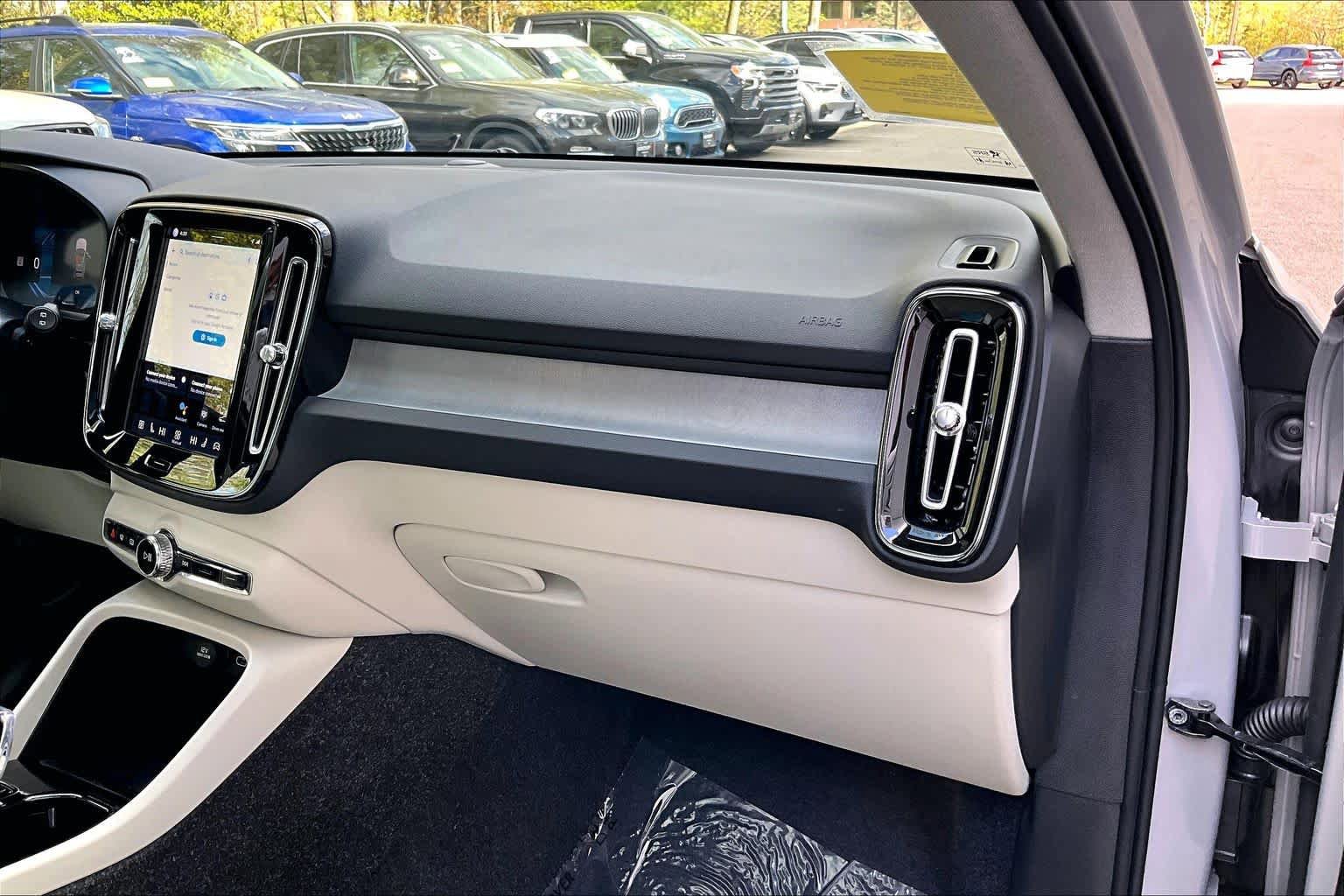 Used 2025 Volvo XC40 B5 Plus AWD/4WD image 18