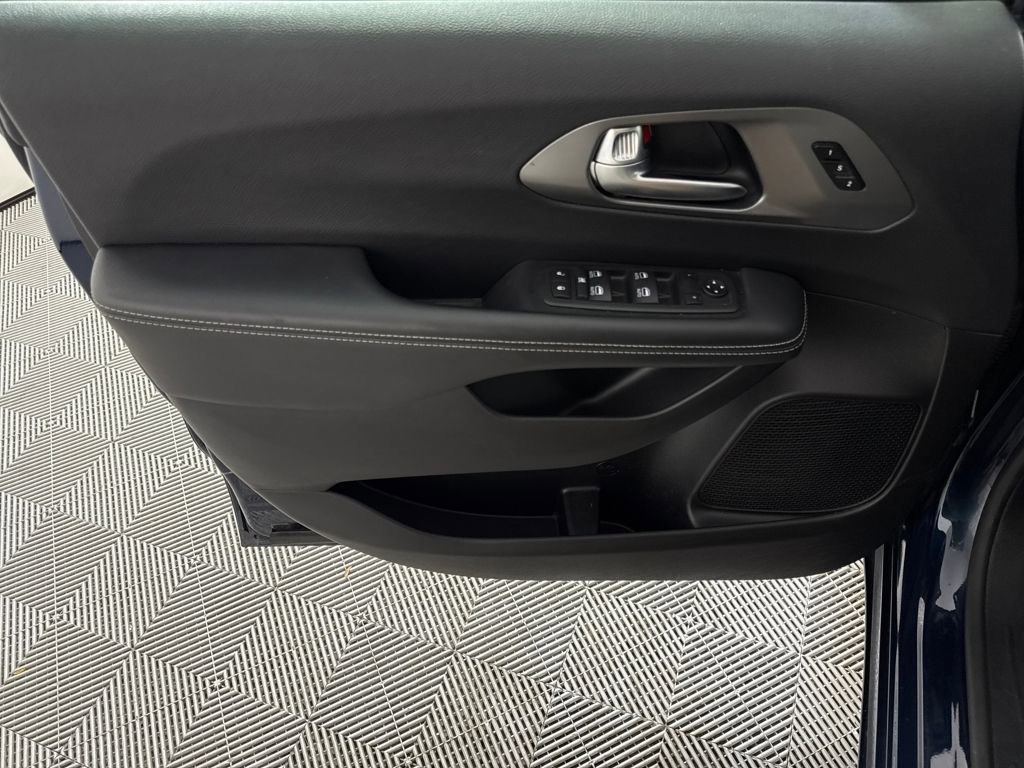 Used 2025 Chrysler Pacifica Select image 11