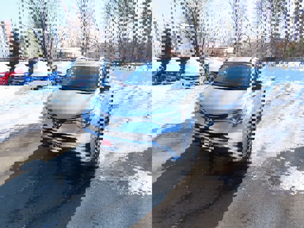 Used 2018 Toyota RAV4 LE image 1