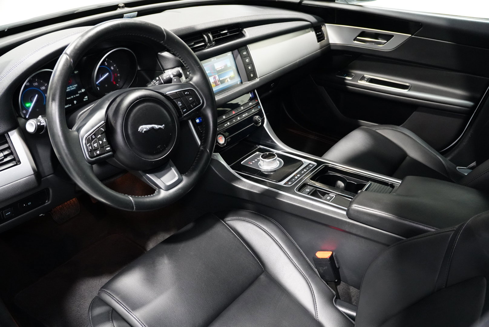 Used 2016 Jaguar XF Premium image 11