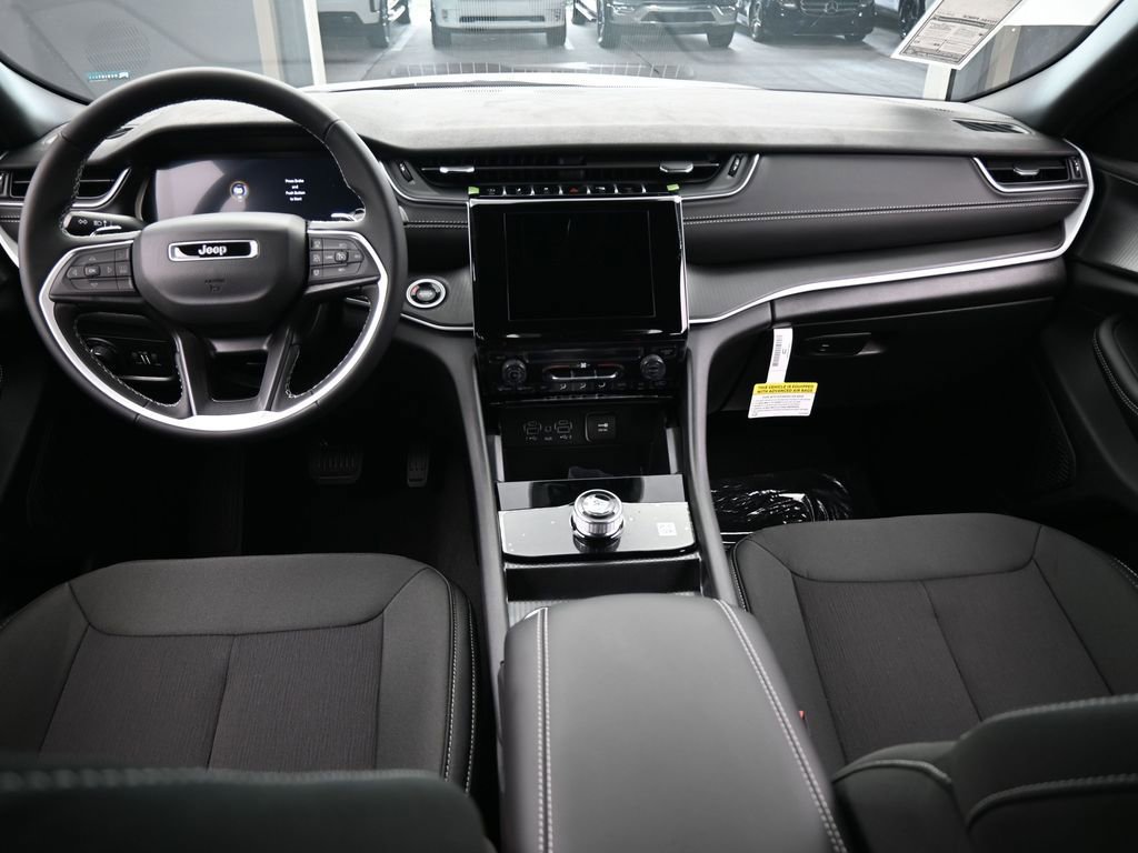 Used 2025 Jeep Grand Cherokee Laredo image 33