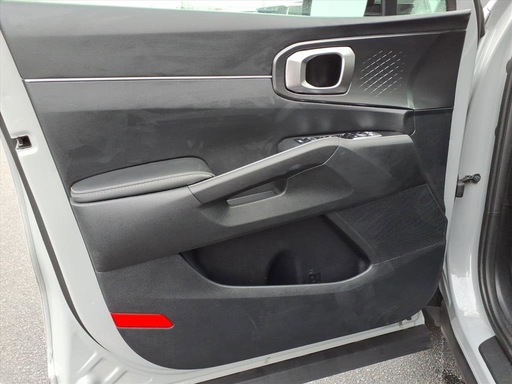 Used 2025 Kia Sorento EX w/ Panoramic Sunroof Package image 4